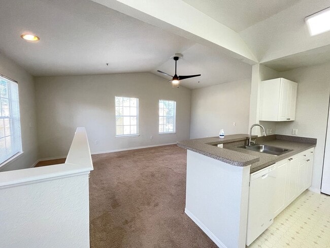 Building Photo - 1 Bedroom / 1 Bath Condo in Gated Community, Available Now!