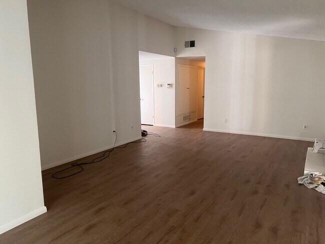 Building Photo - 5615 Oso Ave