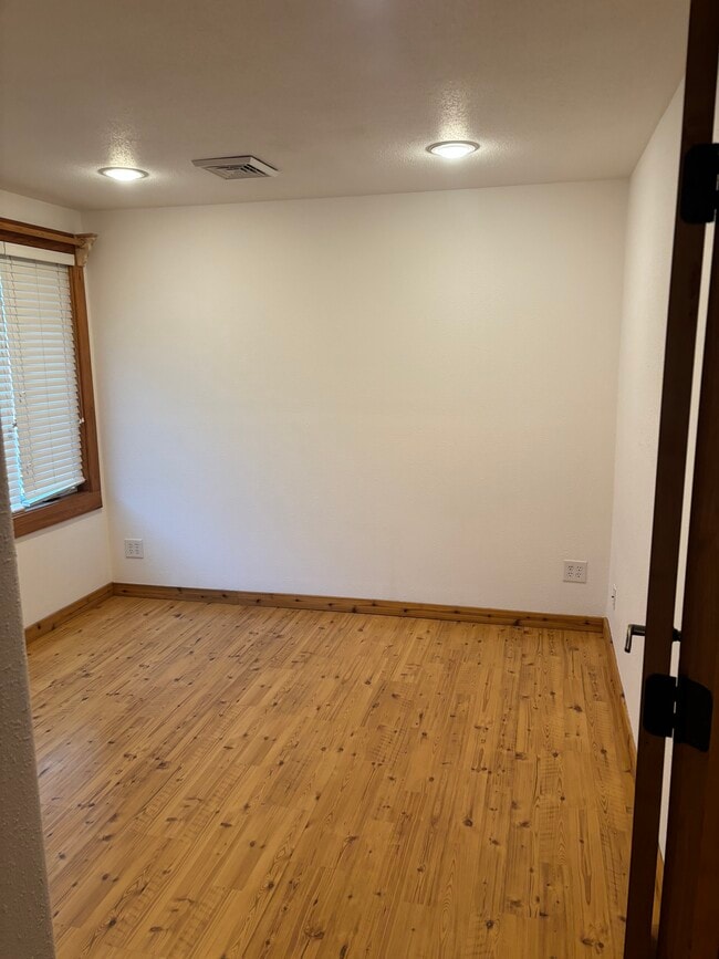 Building Photo - BE-0110