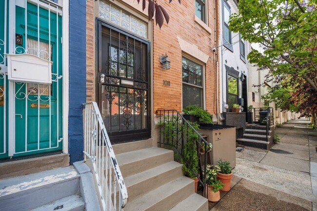 Building Photo - Two Bed Graduate Hospital Townhome