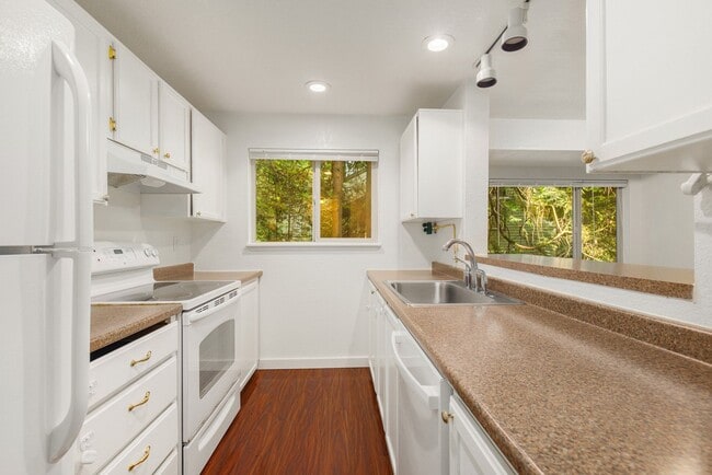 Building Photo - Cozy Redmond 2 Bedroom 2 Bath Condo