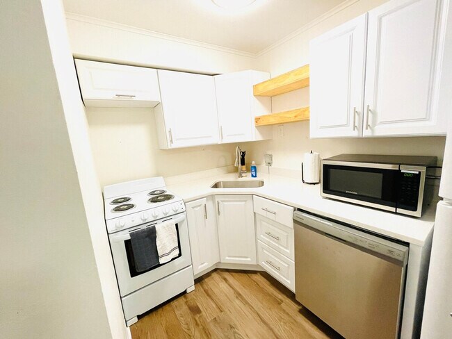 Building Photo - 620 S Cedar St