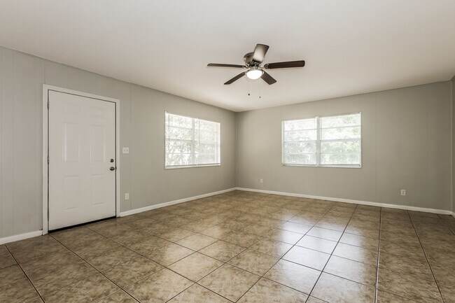 Building Photo - 3 BR/2BA | Newly Renovated Single Family Home | Large Covered Back Patio| In Valrico!