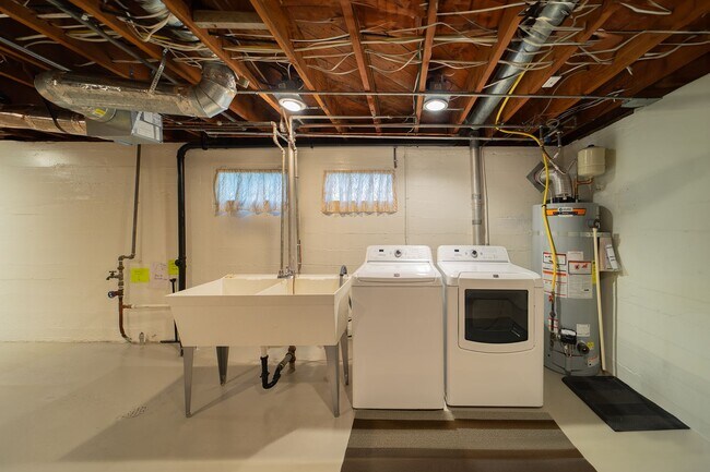 Building Photo - Charming and Well-Maintained Home in a Serene Neighborhood