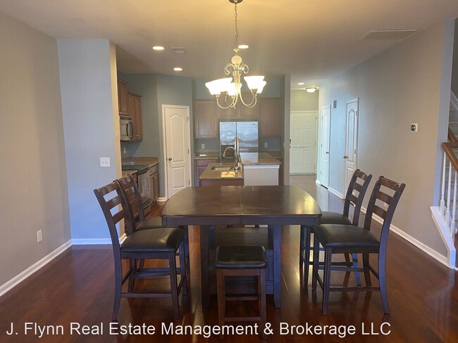 Building Photo - 3 br, 2.5 bath House - 3017 Coventry Commo...