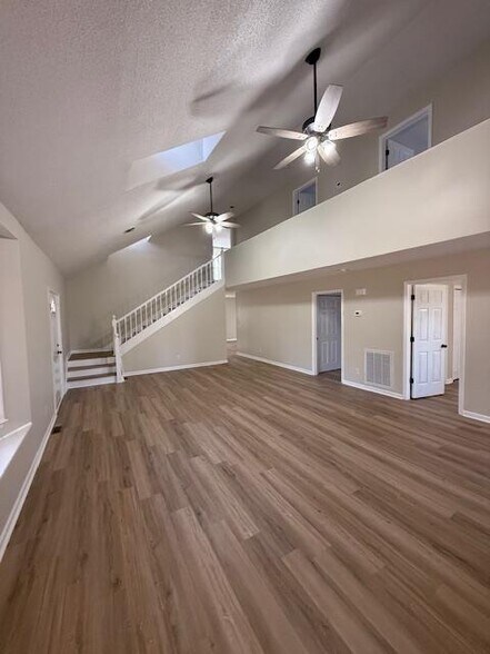 Building Photo - 850 Lakeview Dr