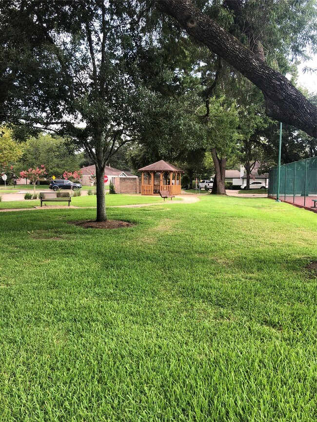 Building Photo - 10310 Chevy Chase Dr