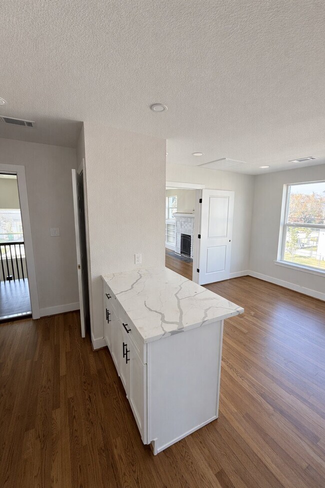 Building Photo - 2001 Brun St