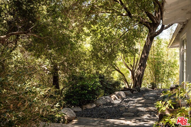 Building Photo - 2410 Nichols Canyon Rd