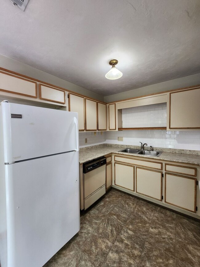 Building Photo - 3 bedroom town home for rent across from F...