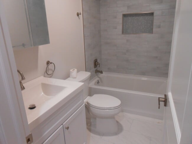 Building Photo - 50 Greenhouse Rd