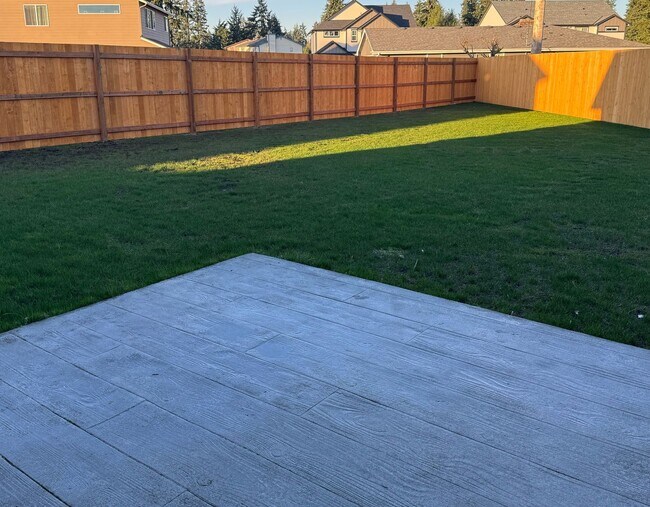 Building Photo - Charming 3-Bed Duplex with 2.5 Baths & 1600 Sq Ft - Prime Spanaway Location!