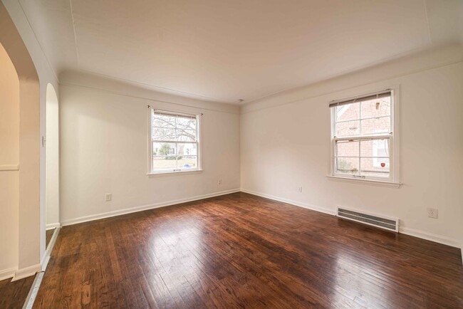 Building Photo - $1295- 4 Bed / 1.0 Bath Newly Renovated Ho...