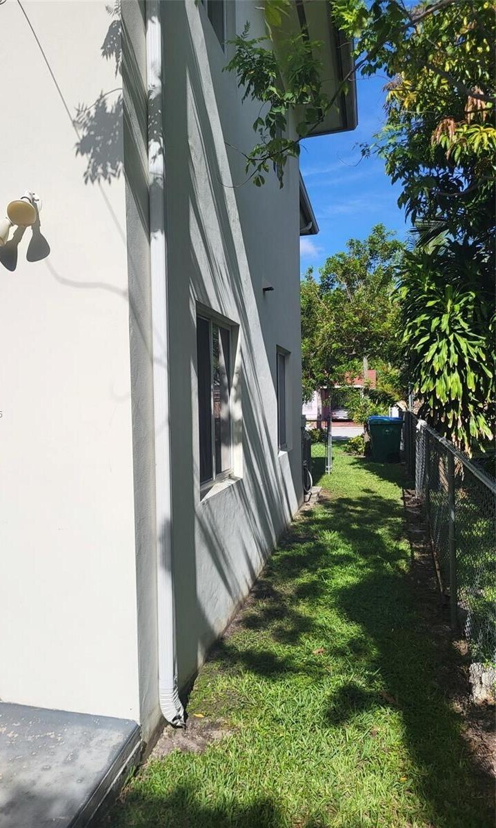 Building Photo - 1027 SW 11th Ave