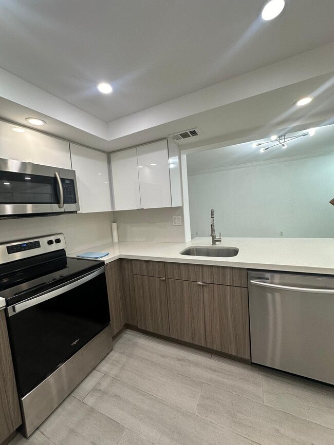 Building Photo - 9725 Fontainebleau Blvd