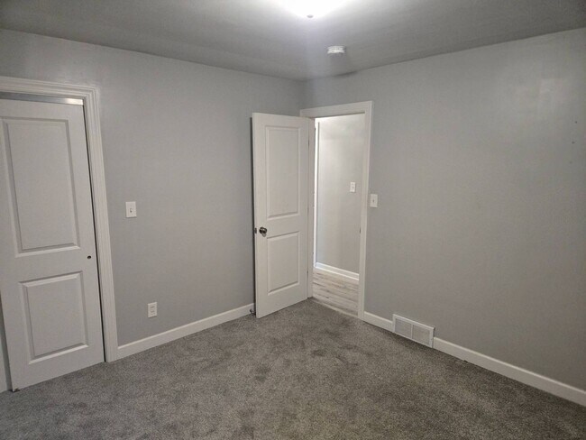 Building Photo - Charming 5-Bedroom Property in Prime Location