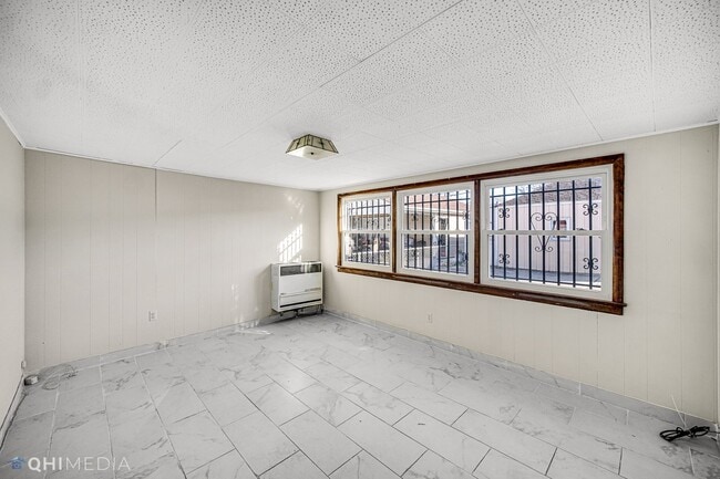 Building Photo - 3 Bed 2 Bath is West Elsdon neighborhood o...