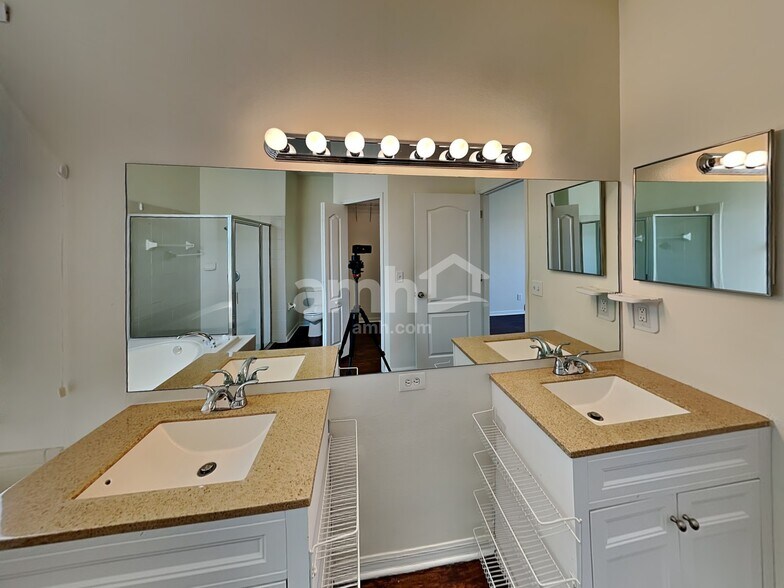 Building Photo - 11502 Village Brook Dr