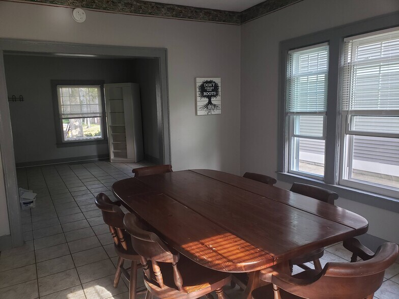 Main level dining and living space - 1016 S Franklin St