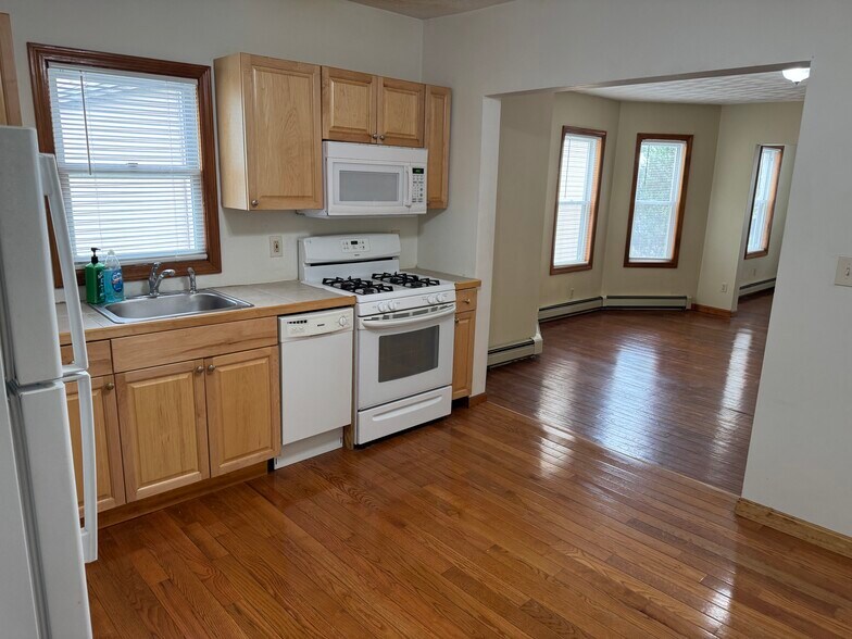 Building Photo - 64 Paris St