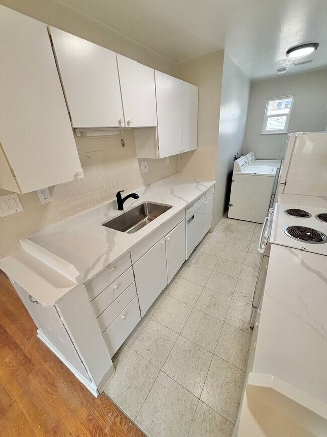 Building Photo - Prime Location! 1BR Bungalow Near DU, Light Rail & Porter Hospital — Available Now!!