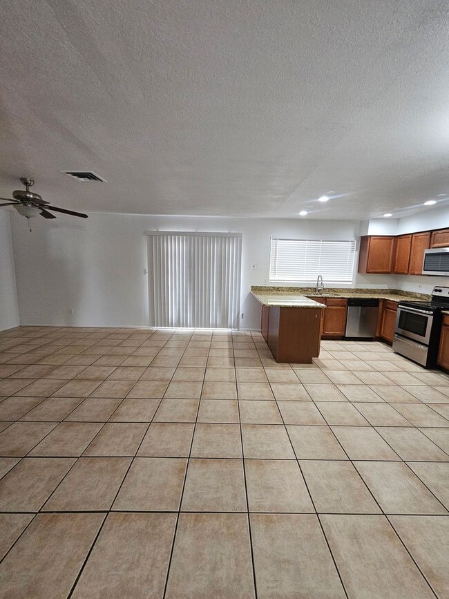 Building Photo - 3 bedroom 2 bath - North Phx home - single...