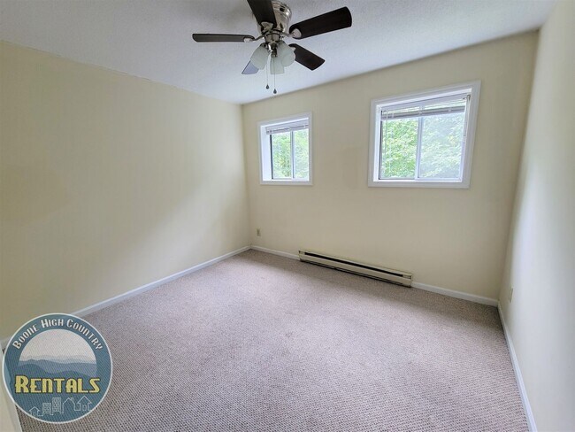 Building Photo - 323 Mountain Aire Ln