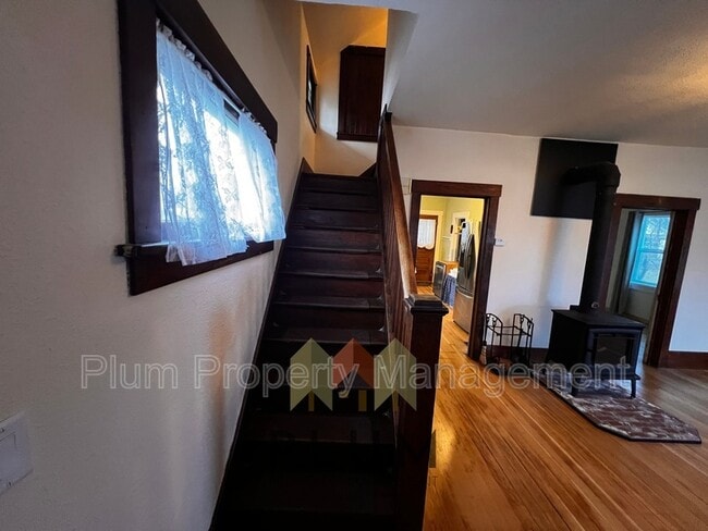 Building Photo - 208 Cedar St