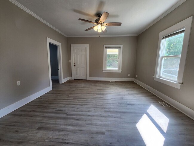 Building Photo - Spacious 3-Bedroom, 1-Bathroom Home AVAILA...