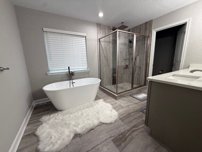 Building Photo - 1614 Hawthorne Dr