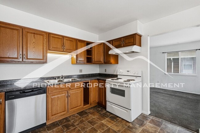 Building Photo - Charming 1/2 Duplex with Washer/Dryer!