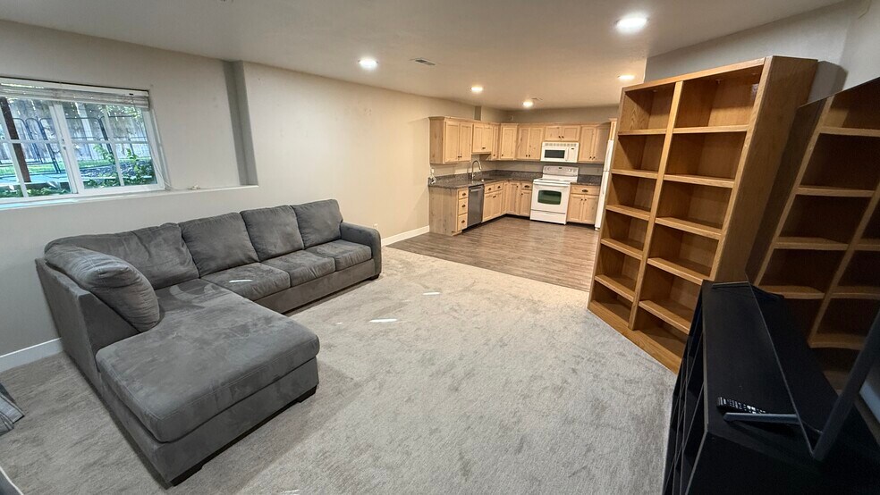 Building Photo - 3915 Timpview Dr