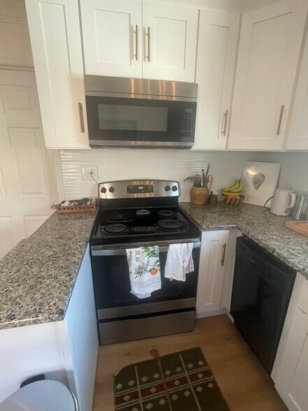 Kitchen - view of stove, microwave and dishwasher - 1134 Bay St NE