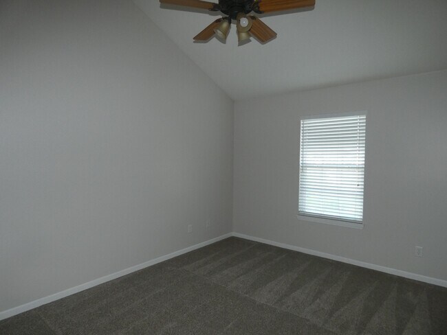 Building Photo - 5500 NE 80th Terrace