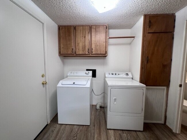 Building Photo - 3 Bedrooms, Includes Fenced Yard New carpe...