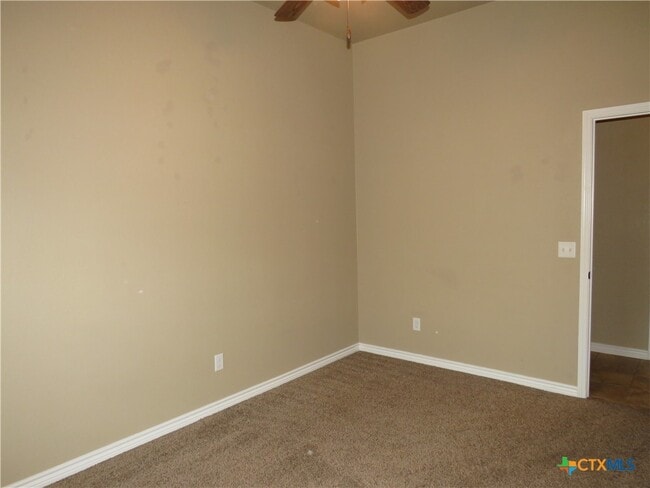 Building Photo - 405 Sladecek Dr