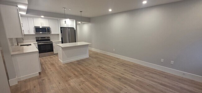 Building Photo - 124 Kenrick St