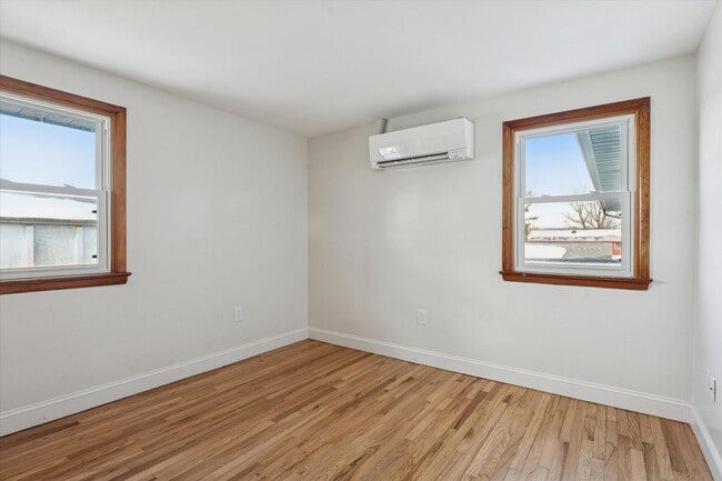 Building Photo - Available Immediately – 1B/1B Recently Renovated Unit