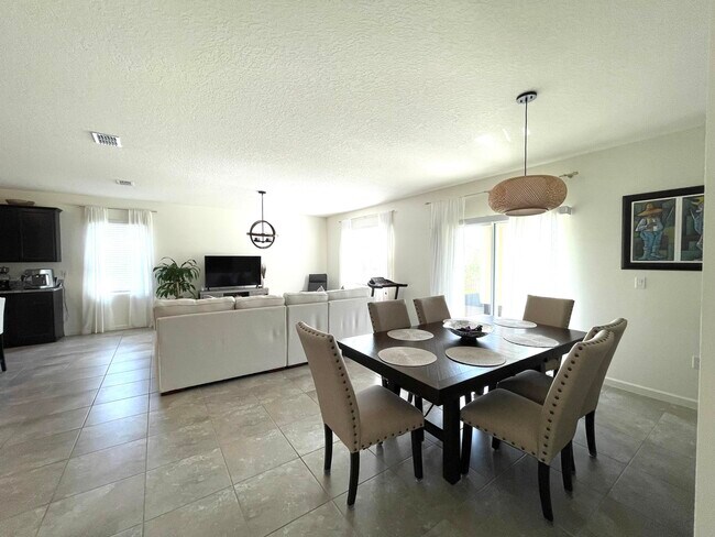 Building Photo - 10574 SW Cambria Ln