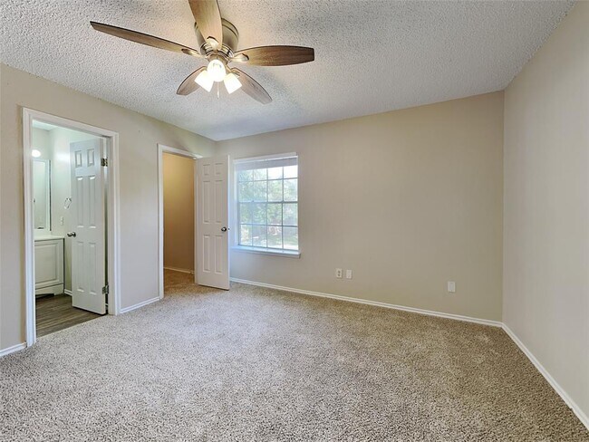 Building Photo - 8527 Woodland Willows Dr