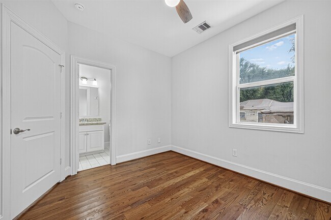 Building Photo - 1630 W 24th St