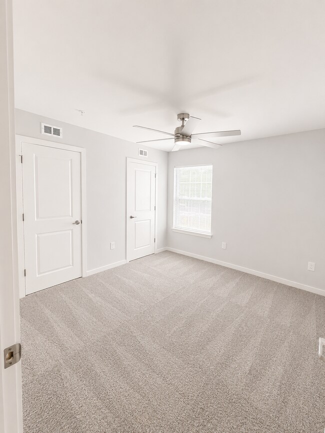 Building Photo - The Lakeview Apartments