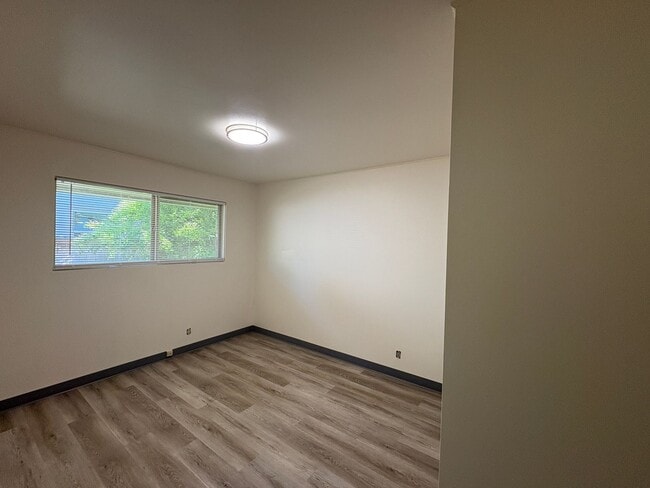 Building Photo - 2 Bedroom Near Harlow