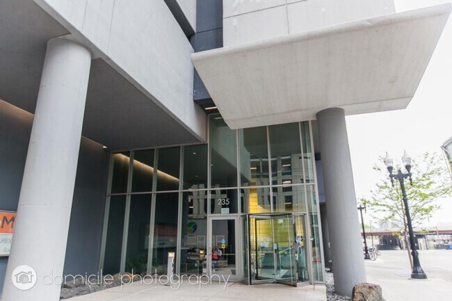 Building Photo - 2 bedroom in Chicago IL 60607