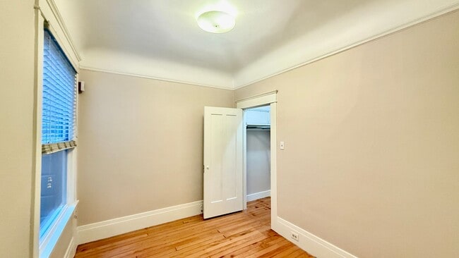 Building Photo - Charming Updated 2BR/1BA Marina Apartment ...