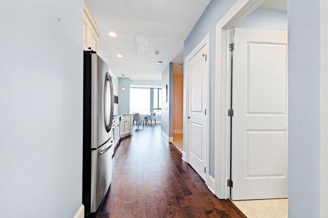 Building Photo - Stunning Studio Apartment with Spectacular...