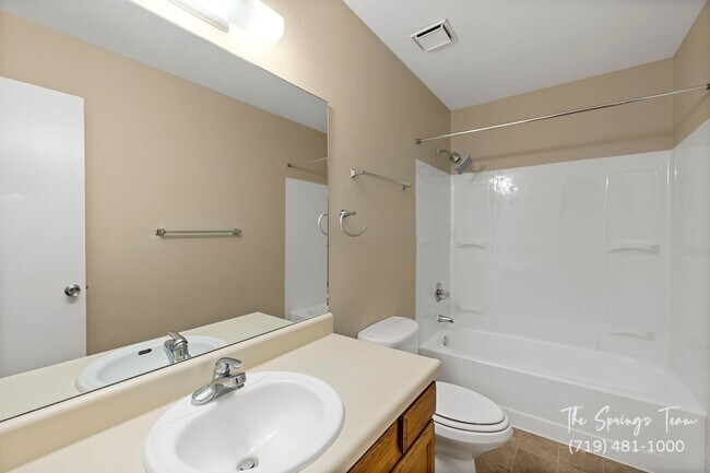 Building Photo - CHARMING 3BD/1.5BA TOWNHOME - NEW CARPET!