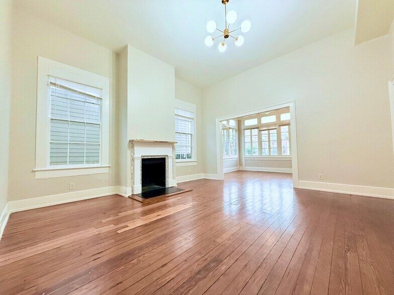 Building Photo - 1010 Dauphin St