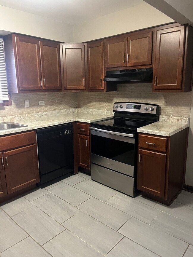 Building Photo - 14747 Kenton Ave