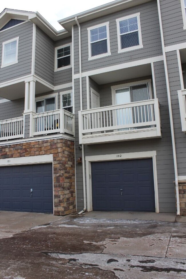 Building Photo - Beautiful 3 BR/3 1/2 BA Townhouse in Stonegate!!